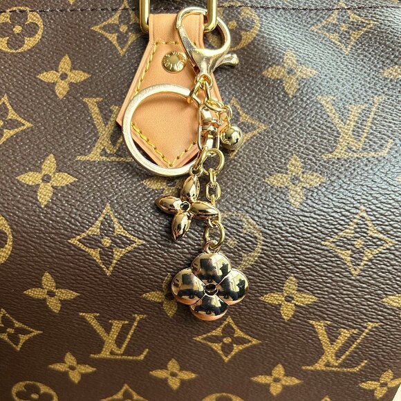 GOLD CLOVER Bag Charm Gold Tone - Picture 1 of 9